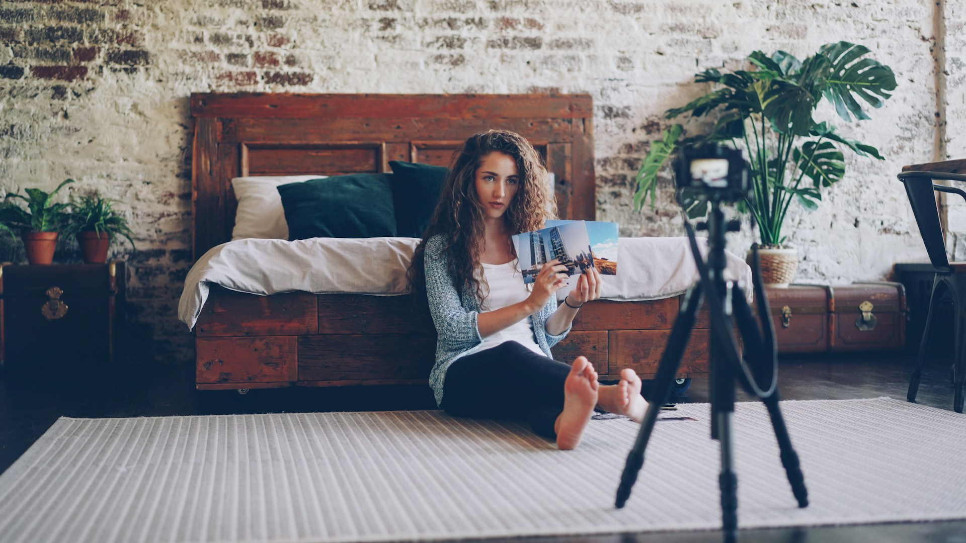 Créatrice de contenu voyage filmant une vidéo pour son blog avec une caméra