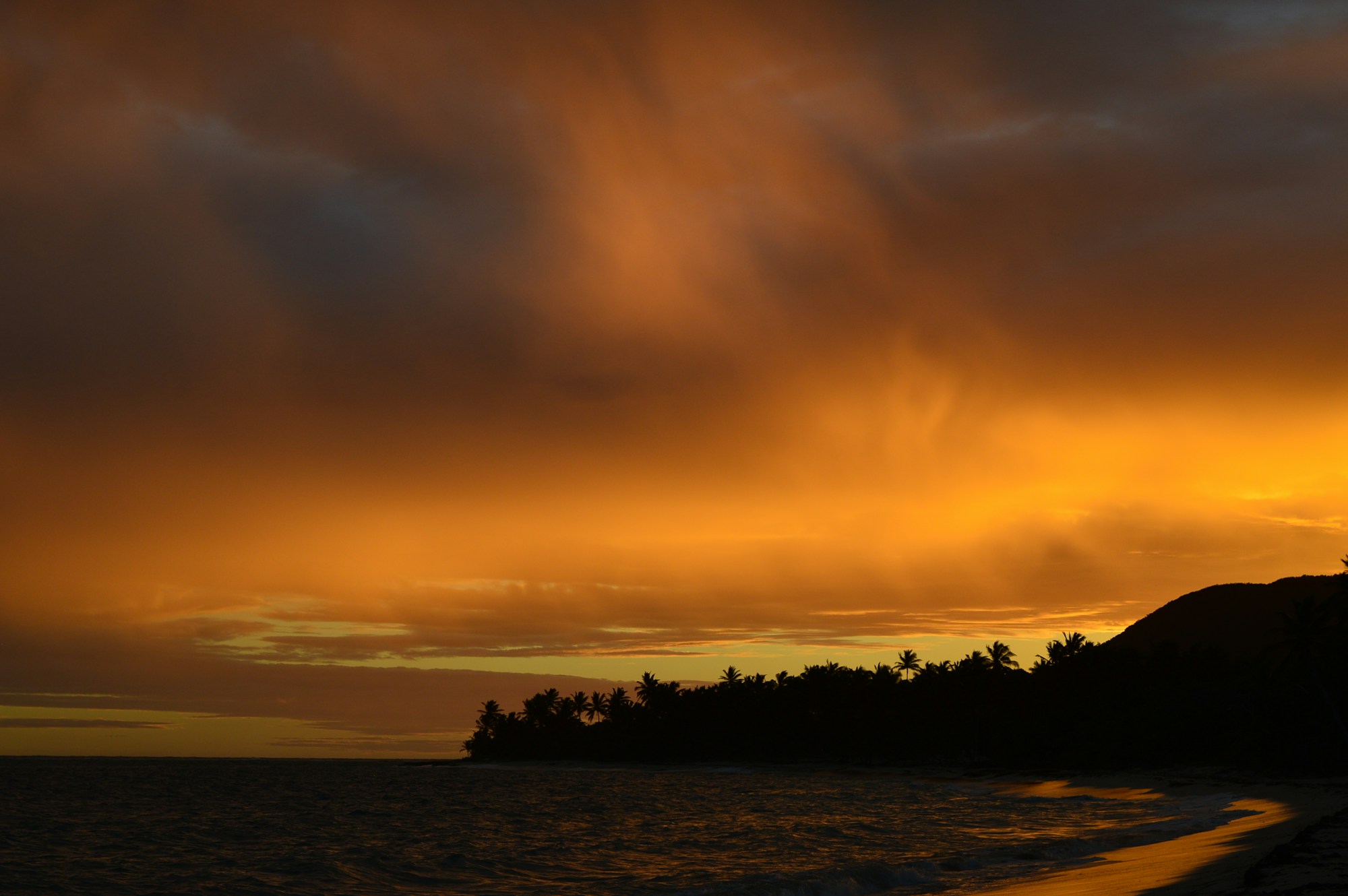 Coucher de soleil à La Feuillère, Guadeloupe — ciel dramatique sur les Caraïbes françaises