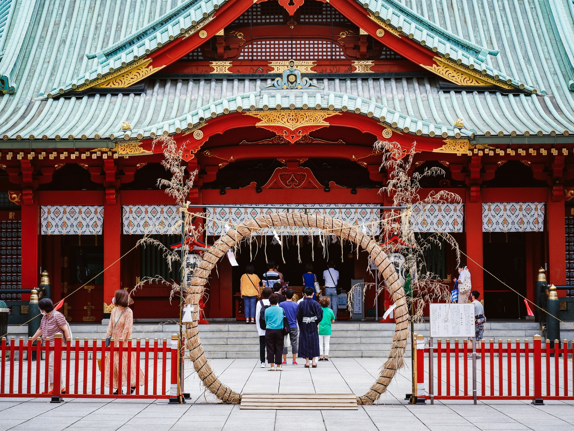 Sanctuaire de Kanda Myōjin (Kanda Jinja), Tokyo, Japon — torii rouge et lanternes traditionnelles