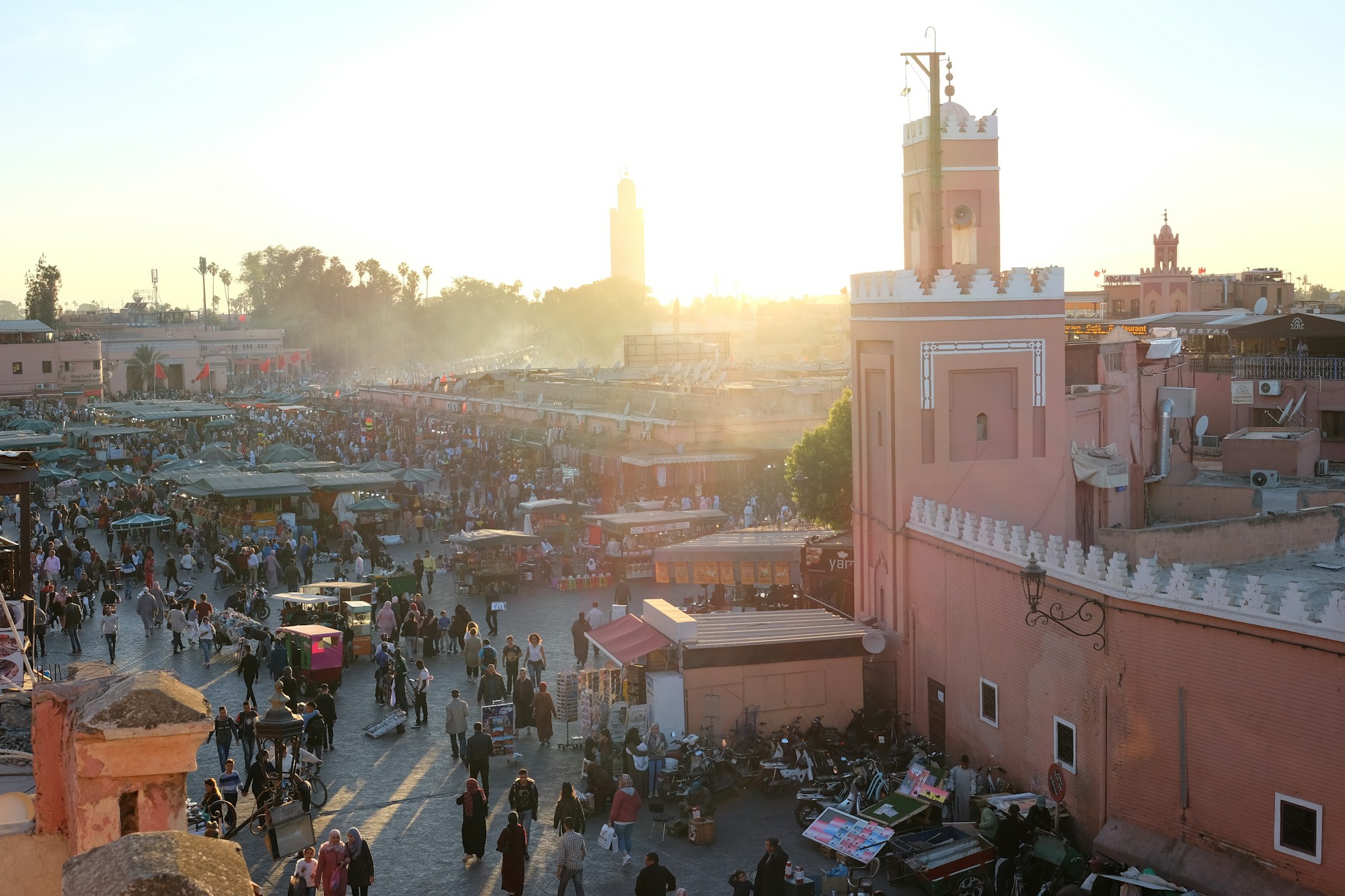 Place Djemaa el-Fna, Marrakech, Maroc — animation nocturne sur la grande place de la médina