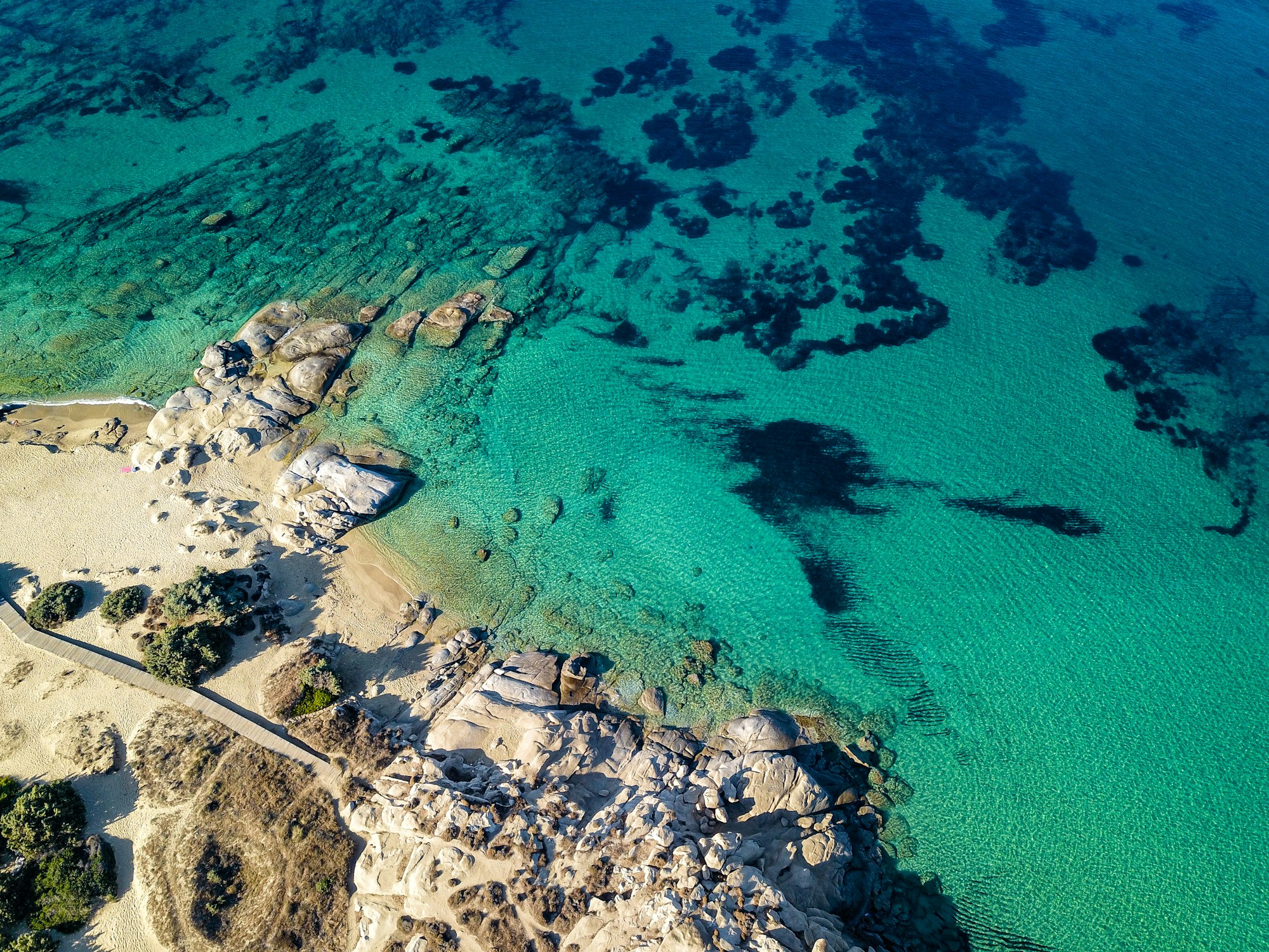 Naxos vue du ciel par drone — Cyclades, Grèce, mer Égée bleue