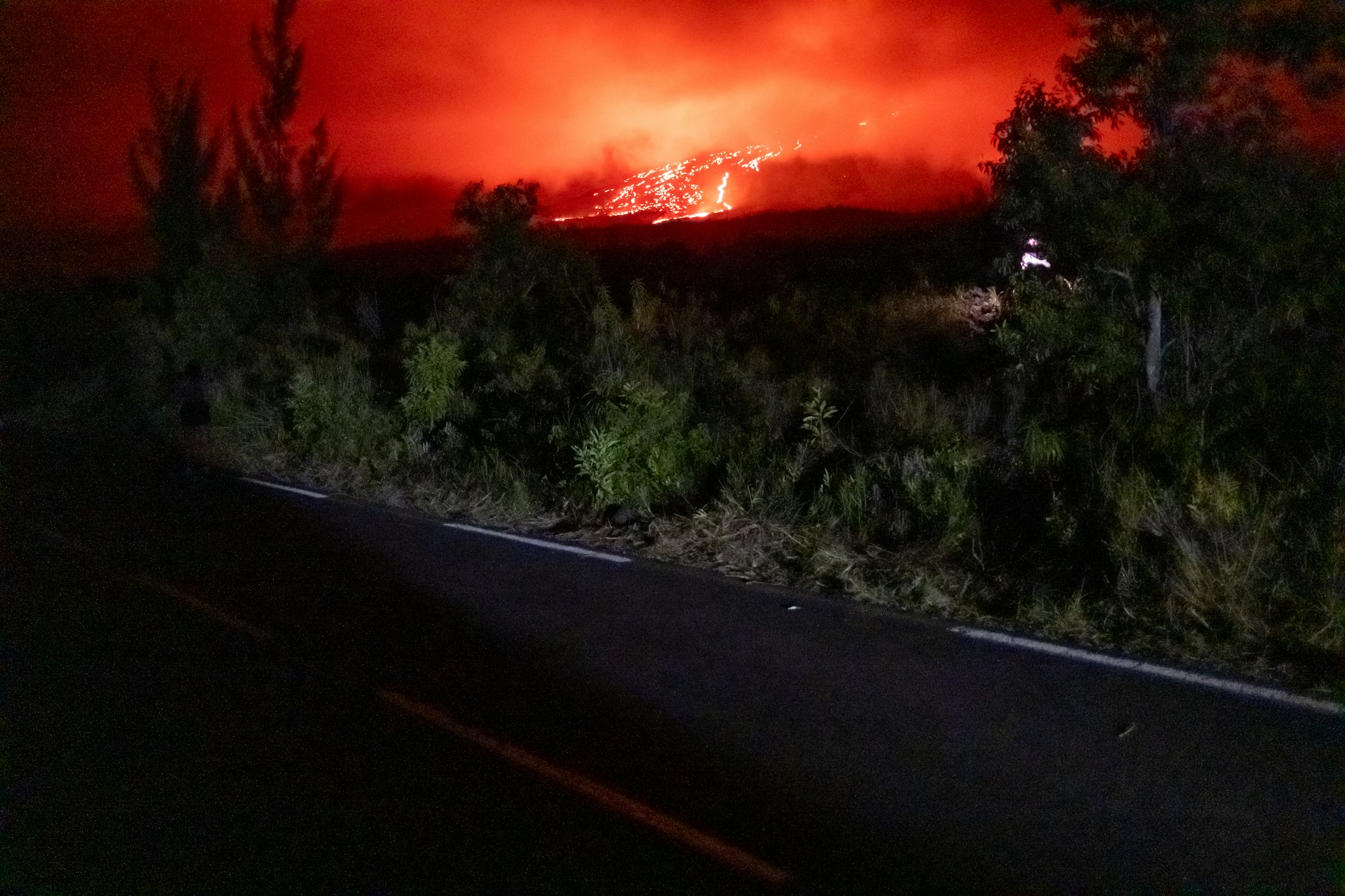 Éruption du Piton de la Fournaise en mars 2026, La Réunion — coulée de lave depuis la route du volcan