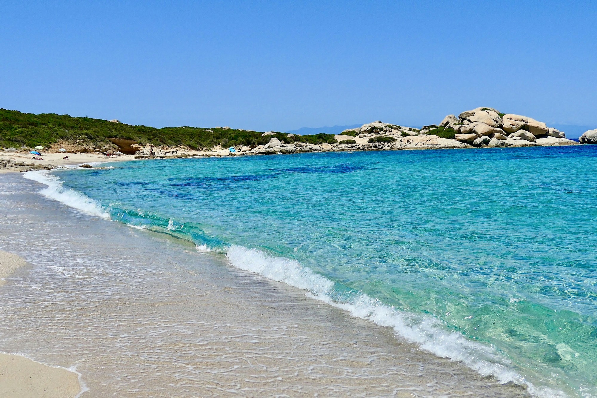 Valle dell'Erica, plage paradisiaque de Sardaigne, Italie — eaux turquoise entre les rochers