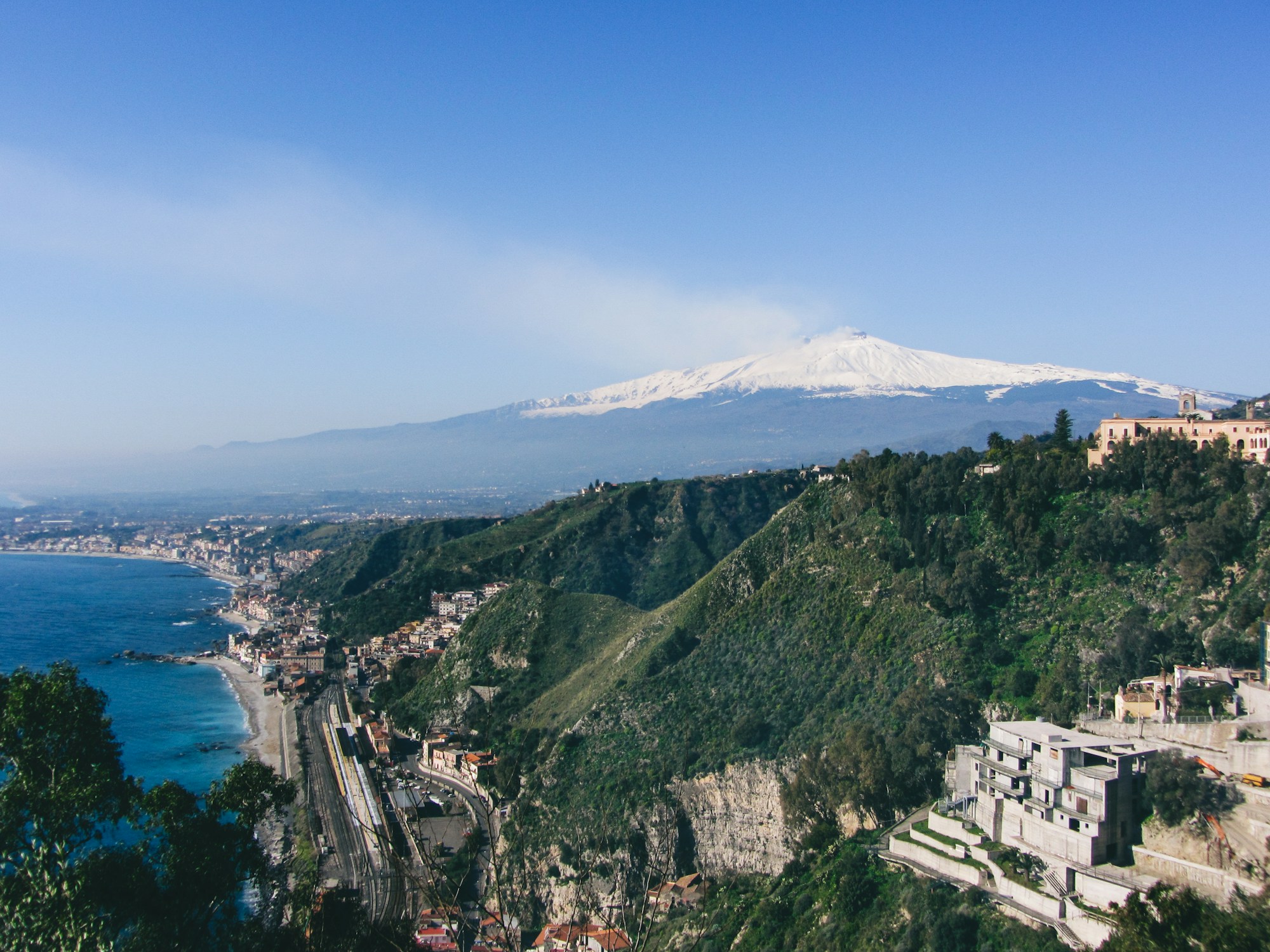 L'Etna vu depuis Taormina, Sicile — volcan et Méditerranée en fond