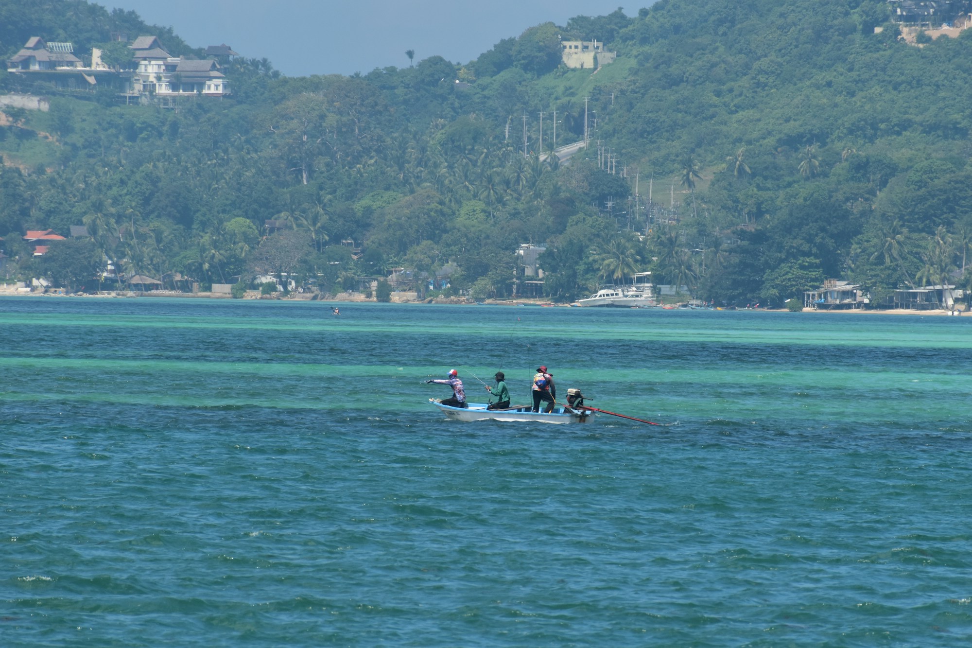 Vie à Koh Samui, Thaïlande — bateaux de pêche traditionnels dans une baie tropicale