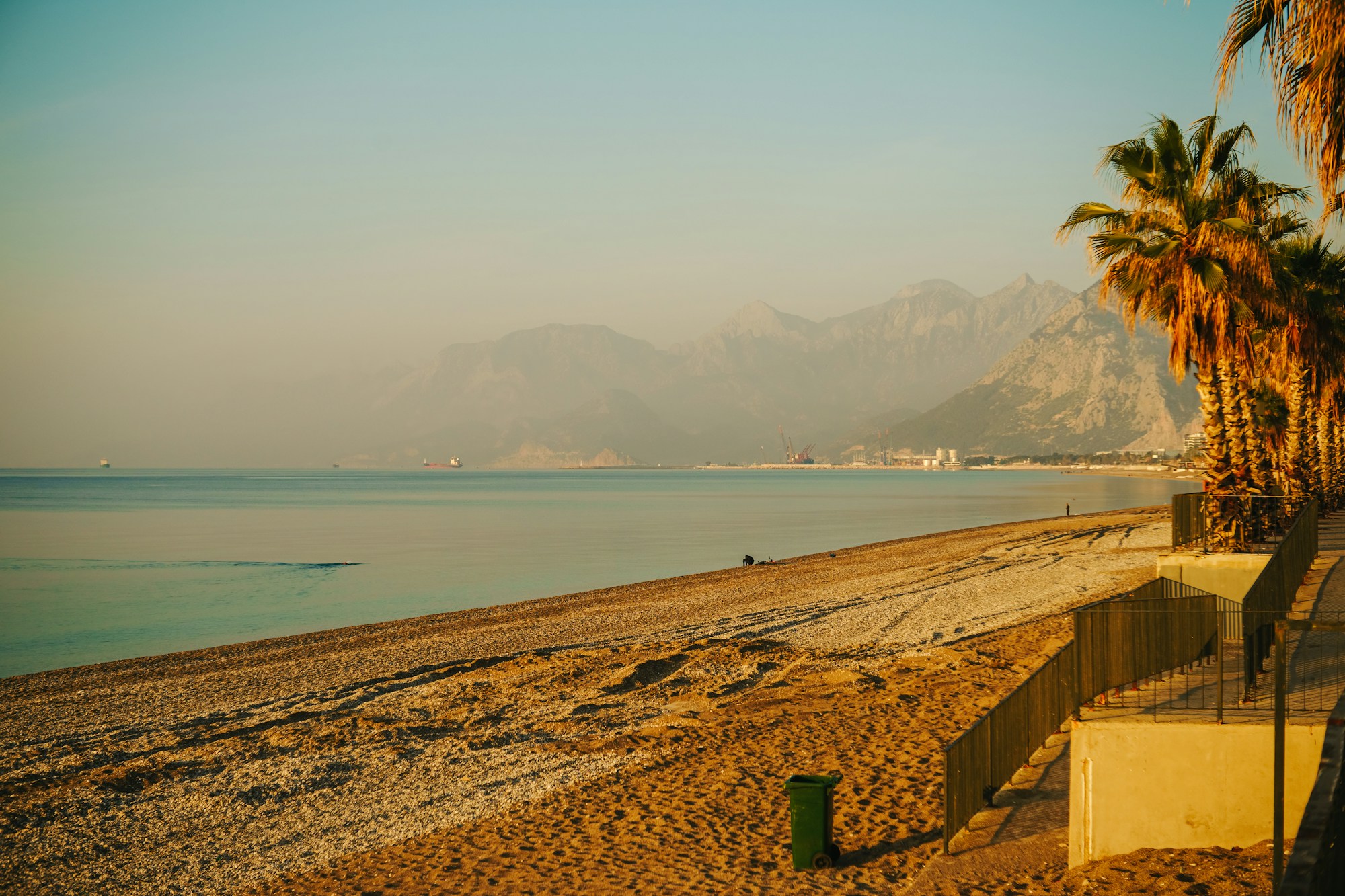 Plage de Konyaaltı à Antalya, Turquie — palmiers et montagnes du Taurus en arrière-plan