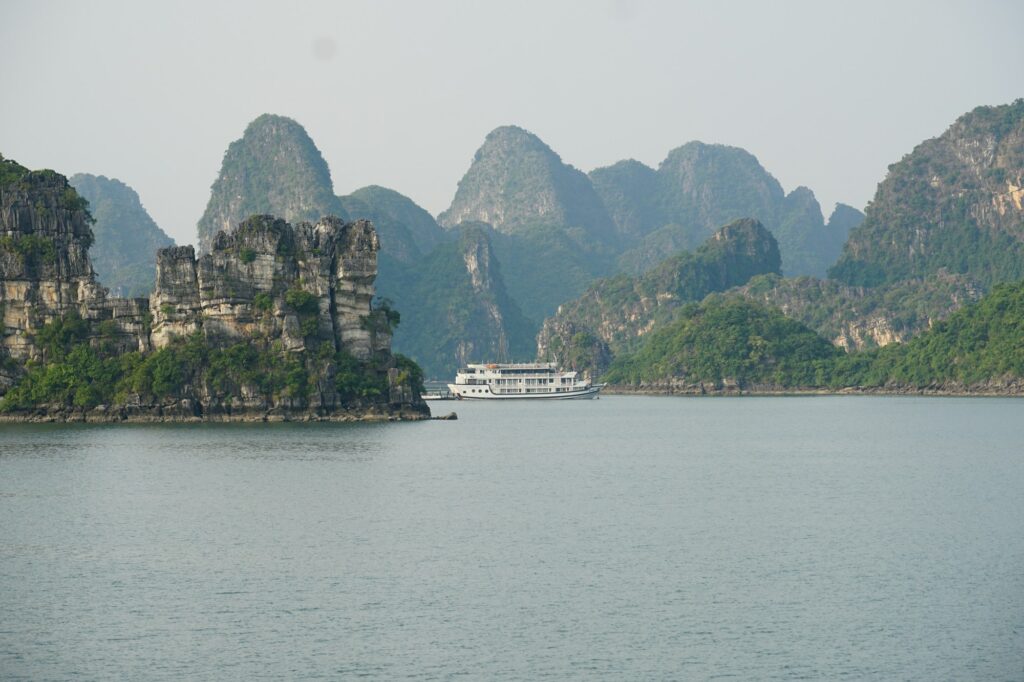 Jonques traditionnelles dans la baie d'Ha Long au Vietnam