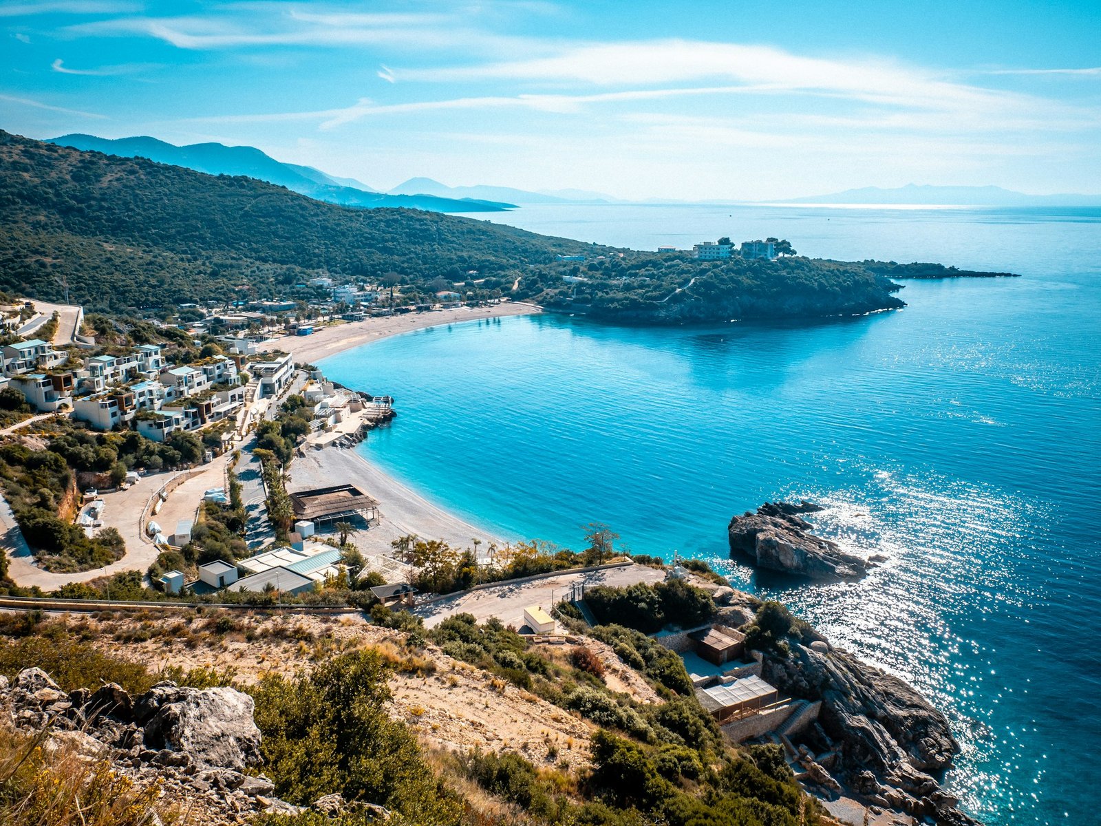 Plage de Jale aux eaux cristallines de la Riviera albanaise, avec ses eaux turquoise et ses montagnes en arrière-plan