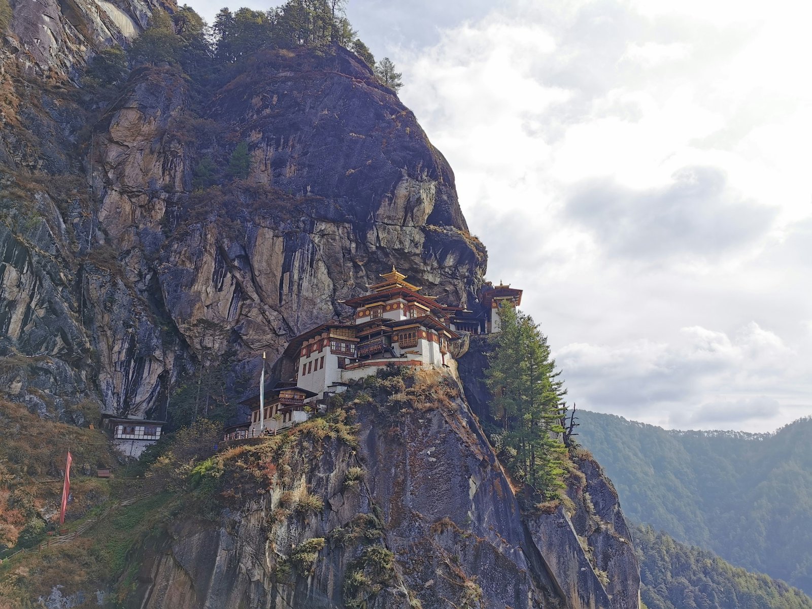 Le monastère du Nid du Tigre (Paro Taktsang) accroché dans les falaises himalayennes du Bhoutan