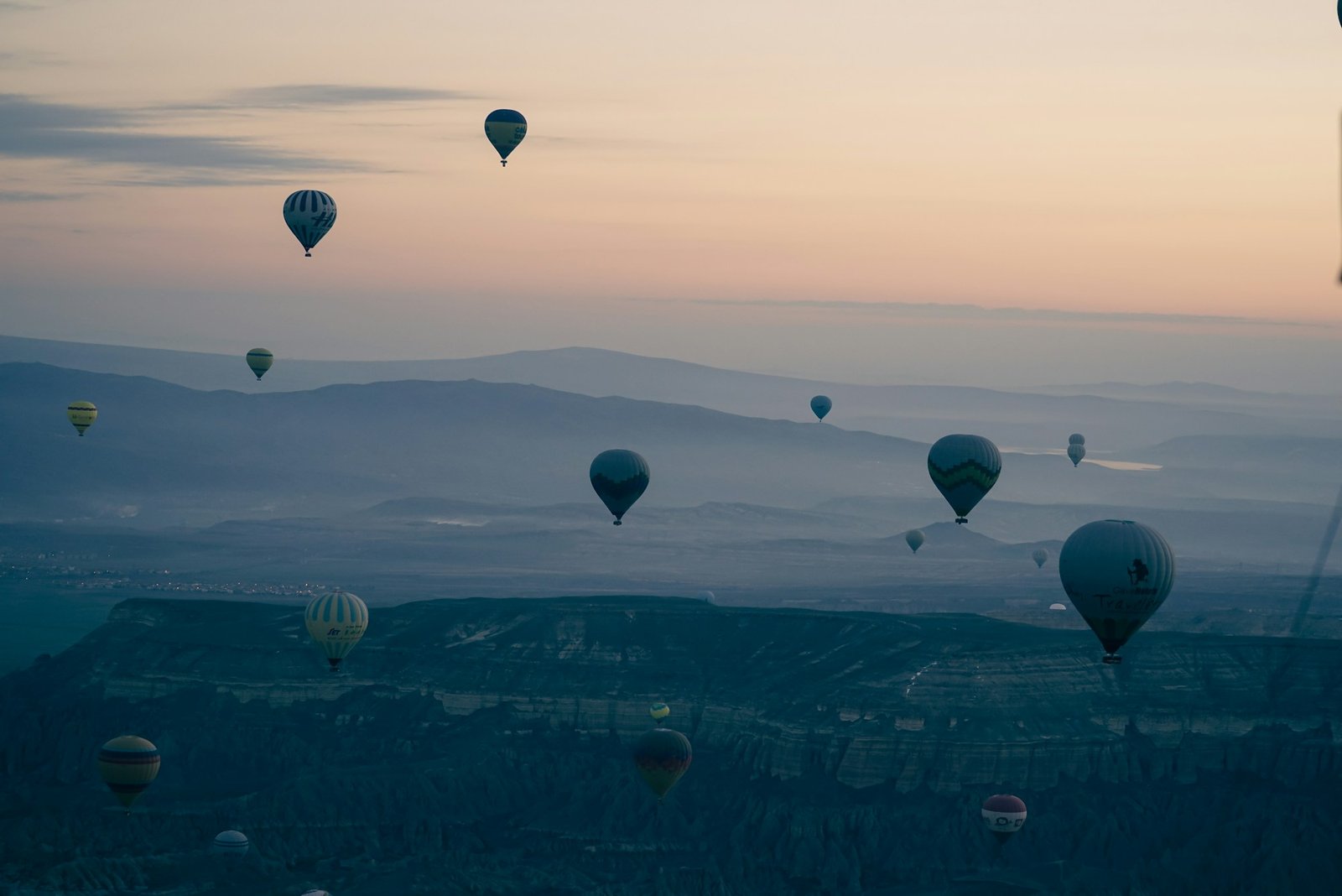 Vol en montgolfière au-dessus des formations géologiques de Cappadoce, Turquie