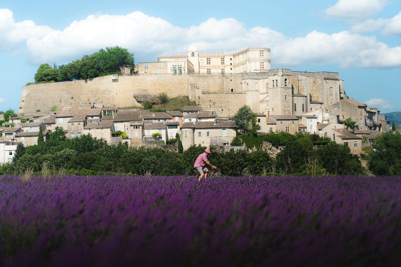Le village perché de Gordes baigné de lumière dorée sur les collines de Provence, France