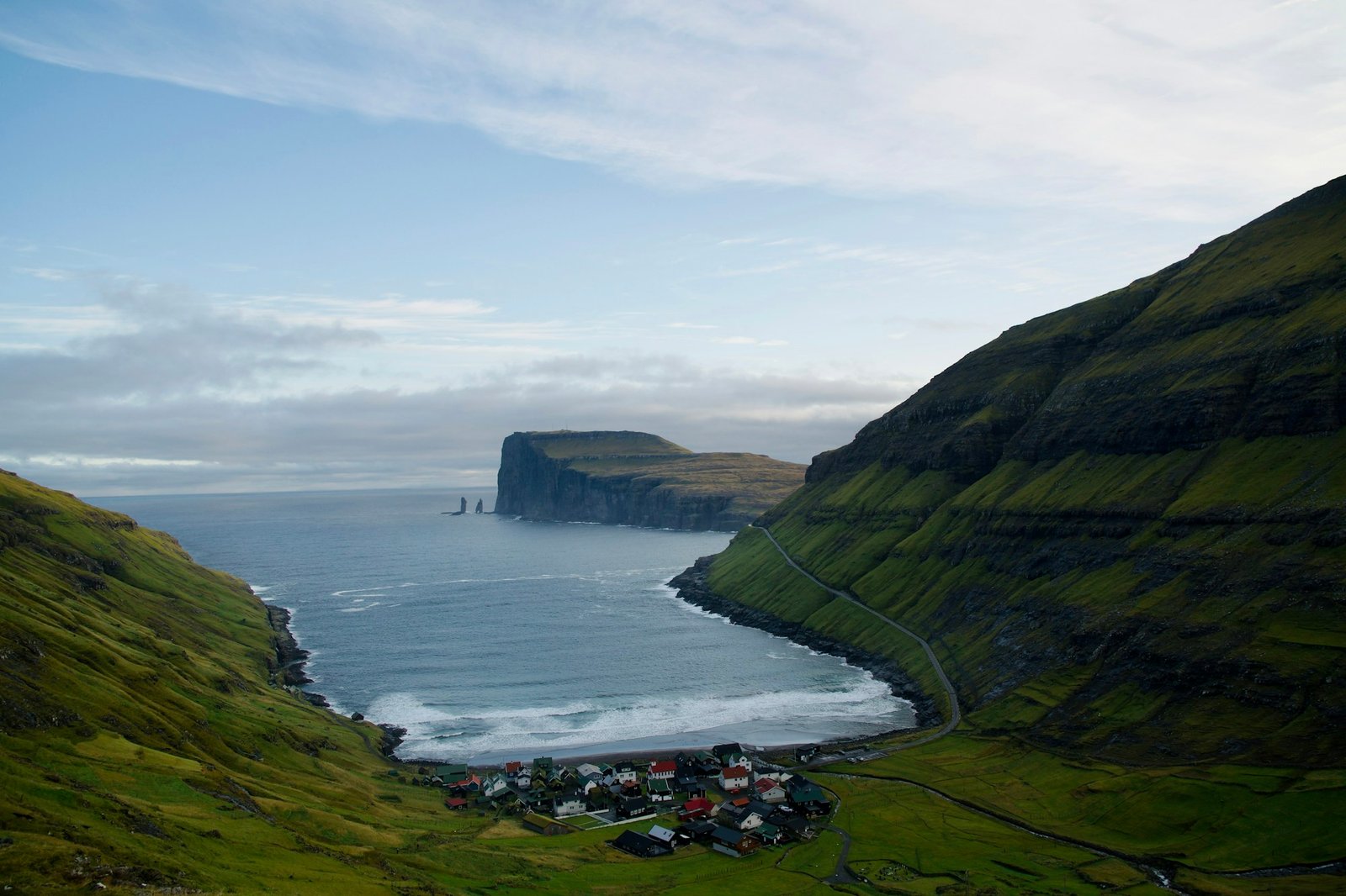 Village traditionnel de Tjørnuvík dans les Îles Féroé avec ses maisons aux toits de gazon face à l'océan Atlantique