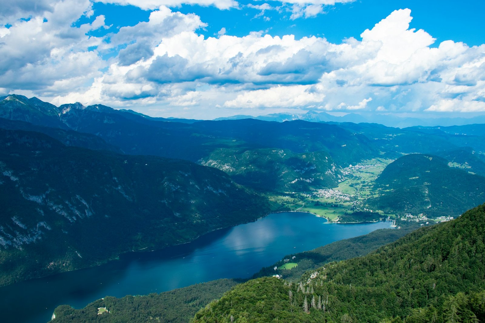 Le lac Bohinj aux eaux émeraude encadré par les sommets alpins du Parc National du Triglav, Slovénie