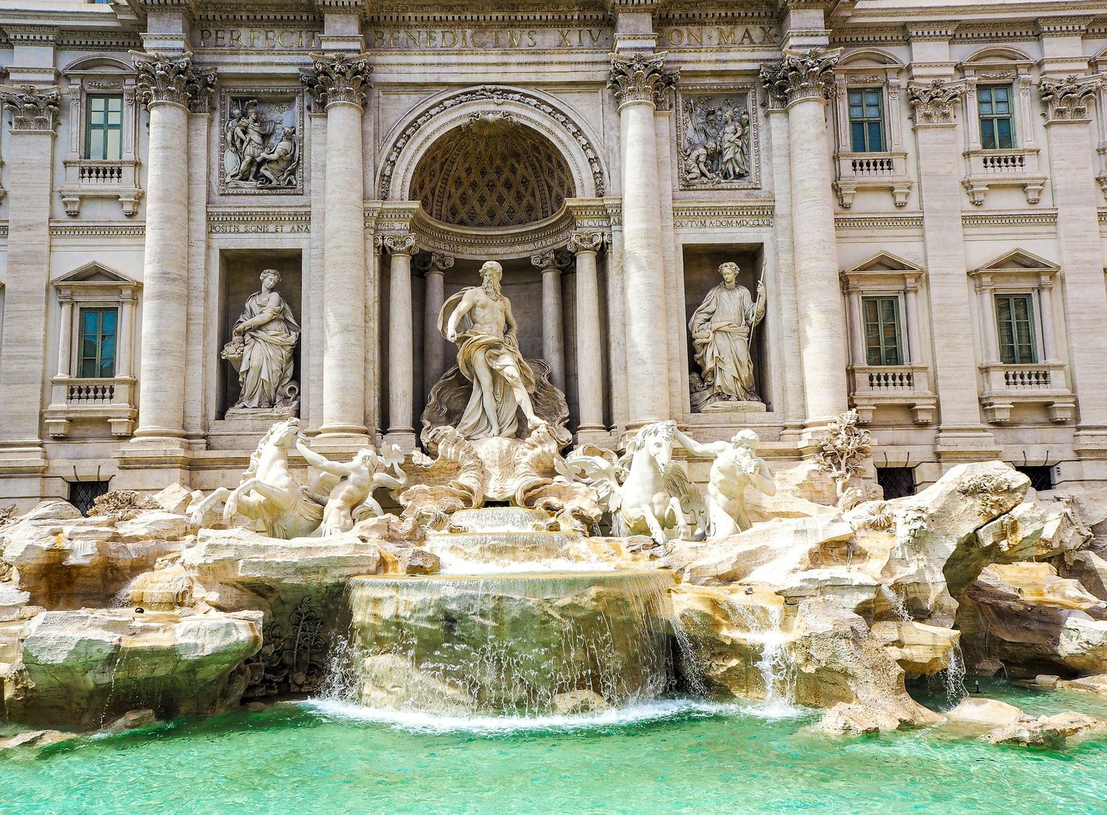 La majestueuse Fontaine de Trevi illuminée la nuit à Rome, Italie