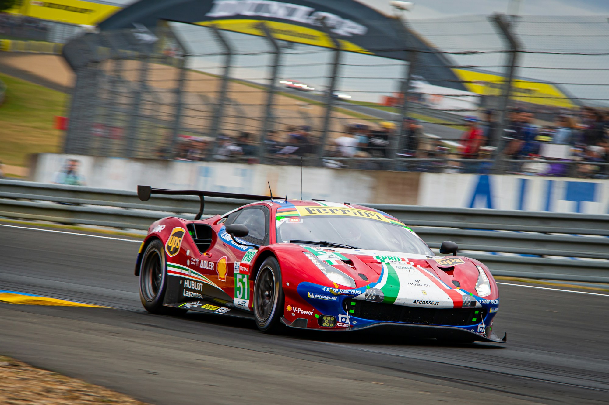 Tribunas del circuito de las 24 Horas de Le Mans llenas de espectadores