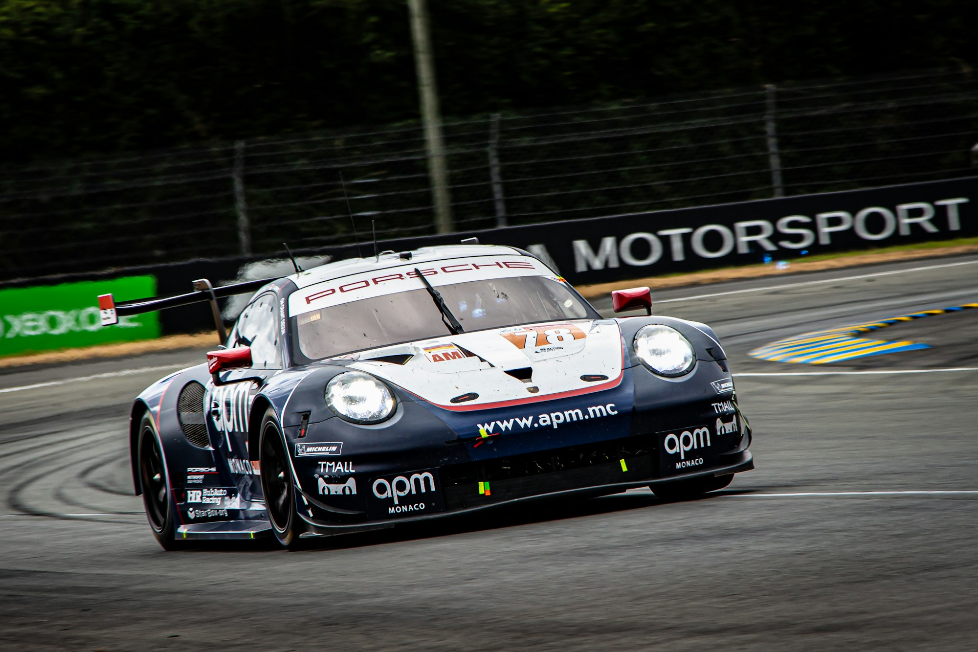Prototipo WEC en carrera nocturna durante las 24 Horas de Le Mans, faros LED y frenos al rojo