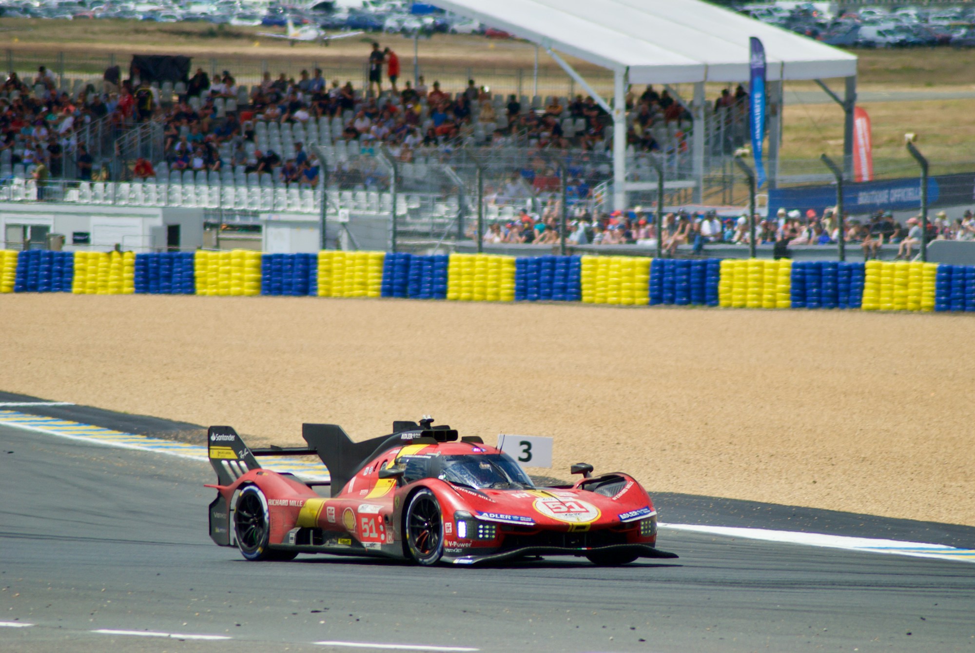 Coche de resistencia en carrera en el Circuit de la Sarthe durante las 24 Horas de Le Mans