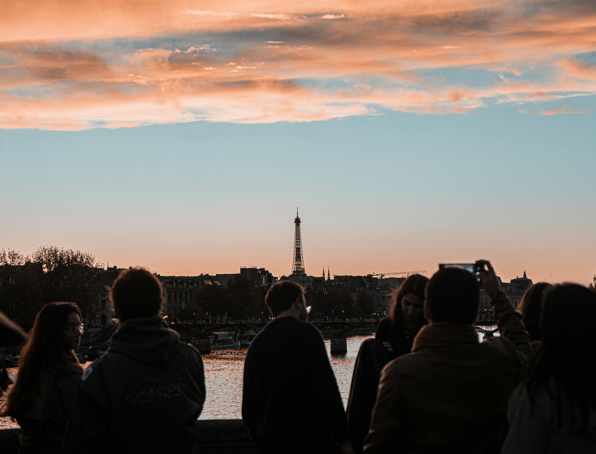 Visiteurs explorant Paris au printemps, proximité du Stade Roland-Garros dans le 16e arrondissement