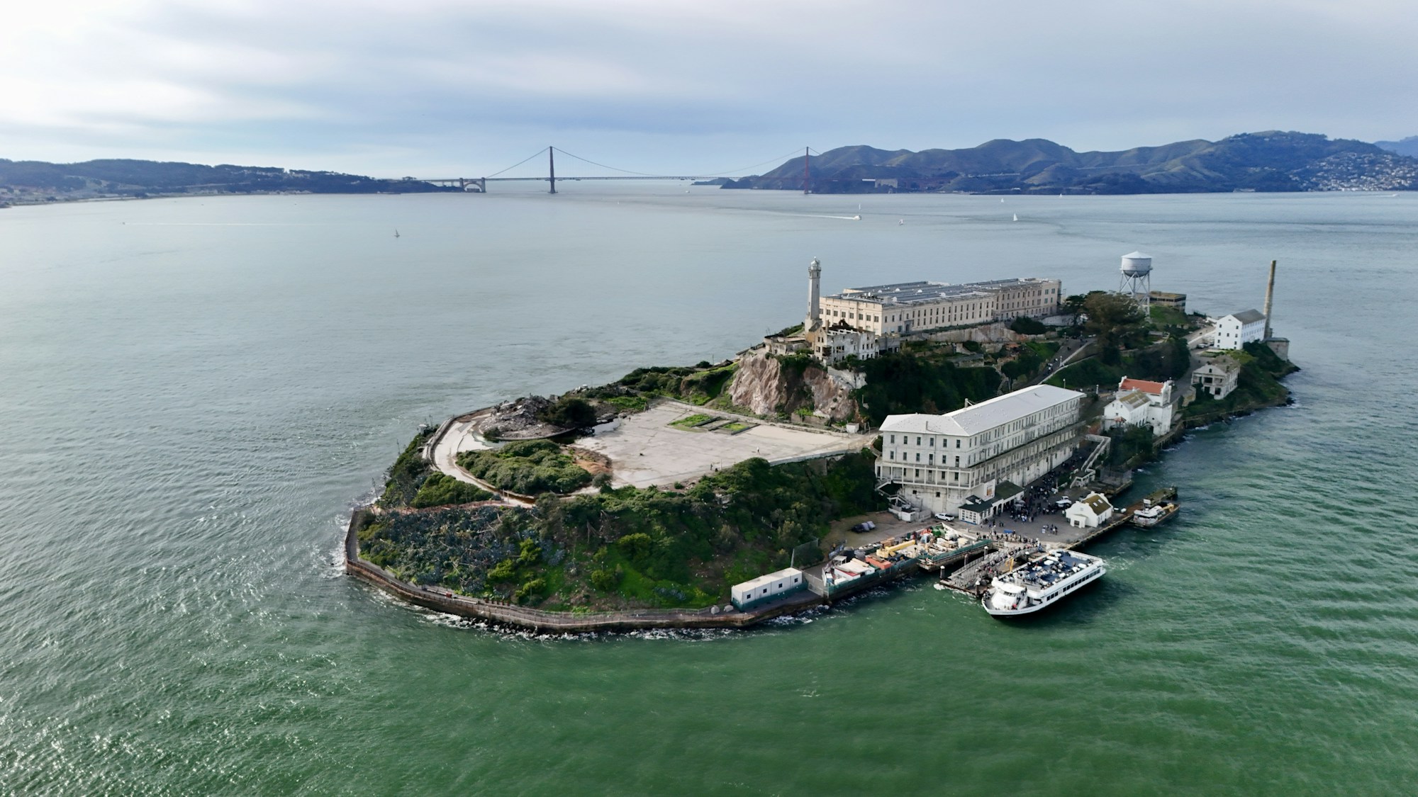 Vue aérienne de l'île d'Alcatraz dans la baie de San Francisco avec le Golden Gate Bridge en arrière-plan