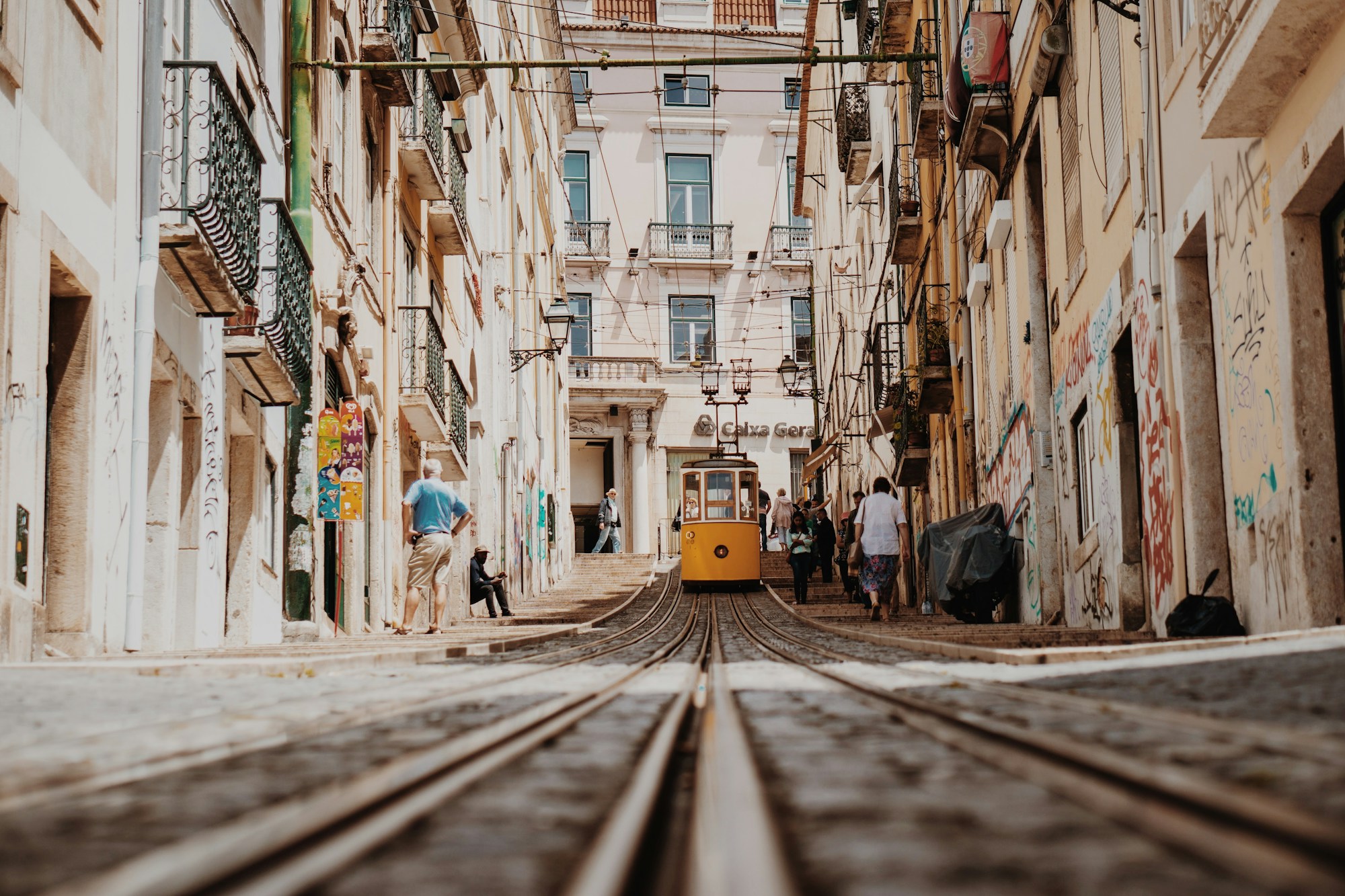 Vista sui tetti di Lisbona con il Tago sullo sfondo e facciate ricoperte di azulejos