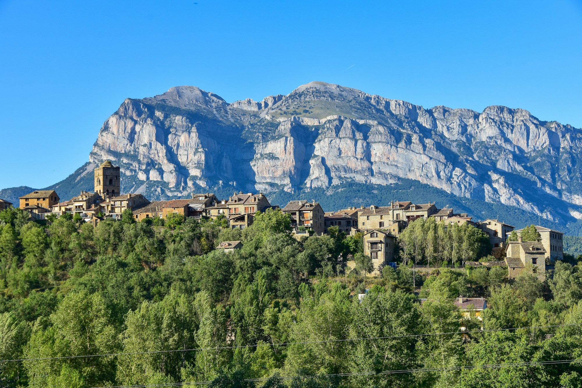 Andorre-la-Vieille avec les montagnes des Pyrénées en arrière-plan, centre commercial duty-free