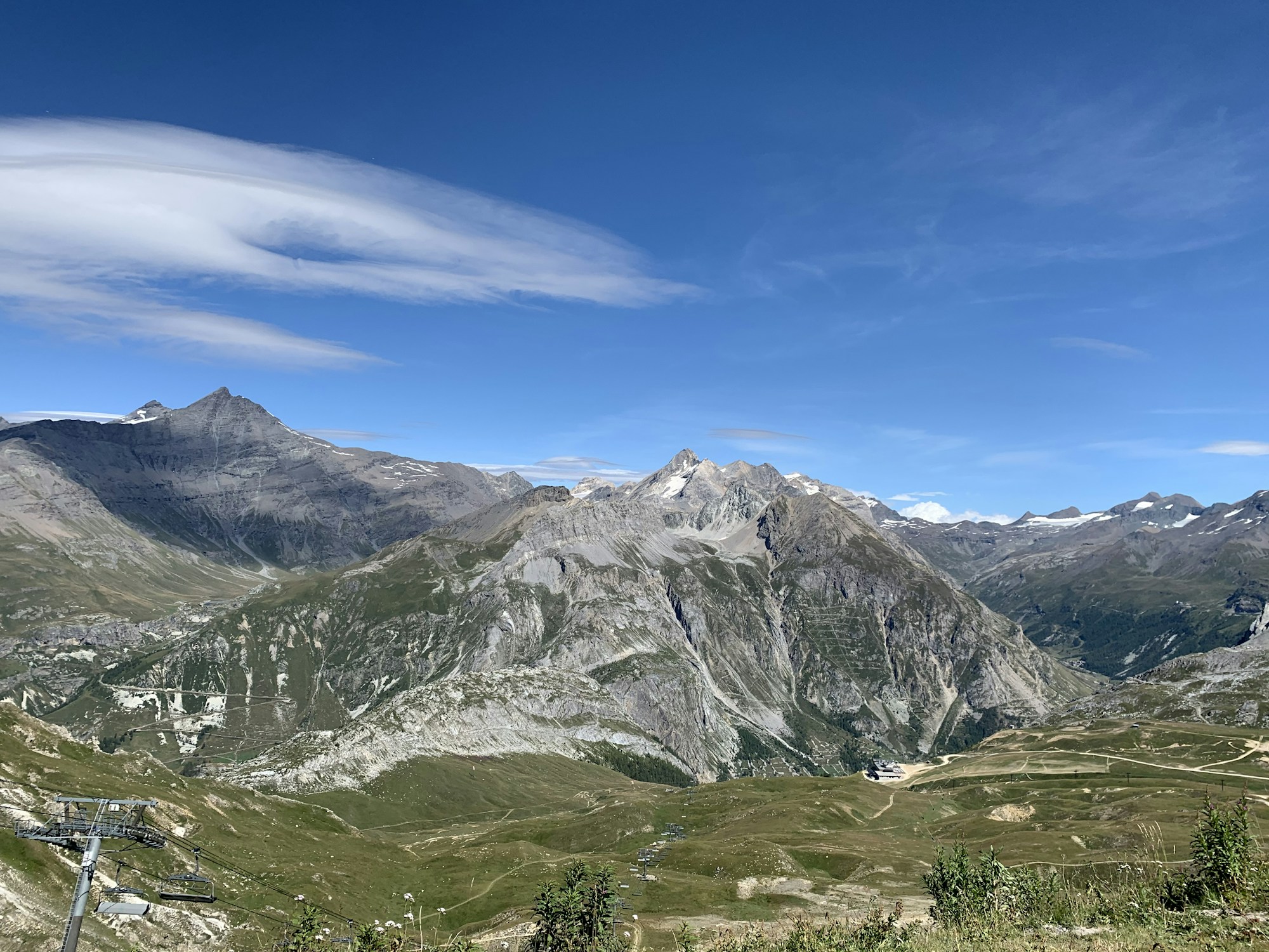 Plateau des Aravis en été avec vue sur les sommets alpins de Haute-Savoie