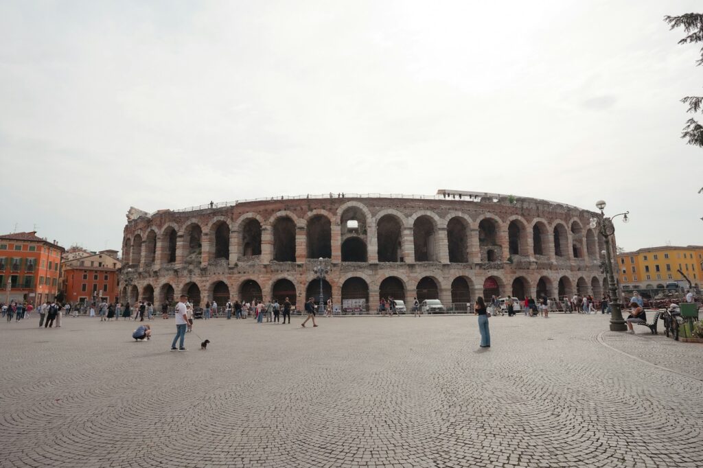 L'Arena di Verona illuminée lors d'une représentation d'opéra en soirée