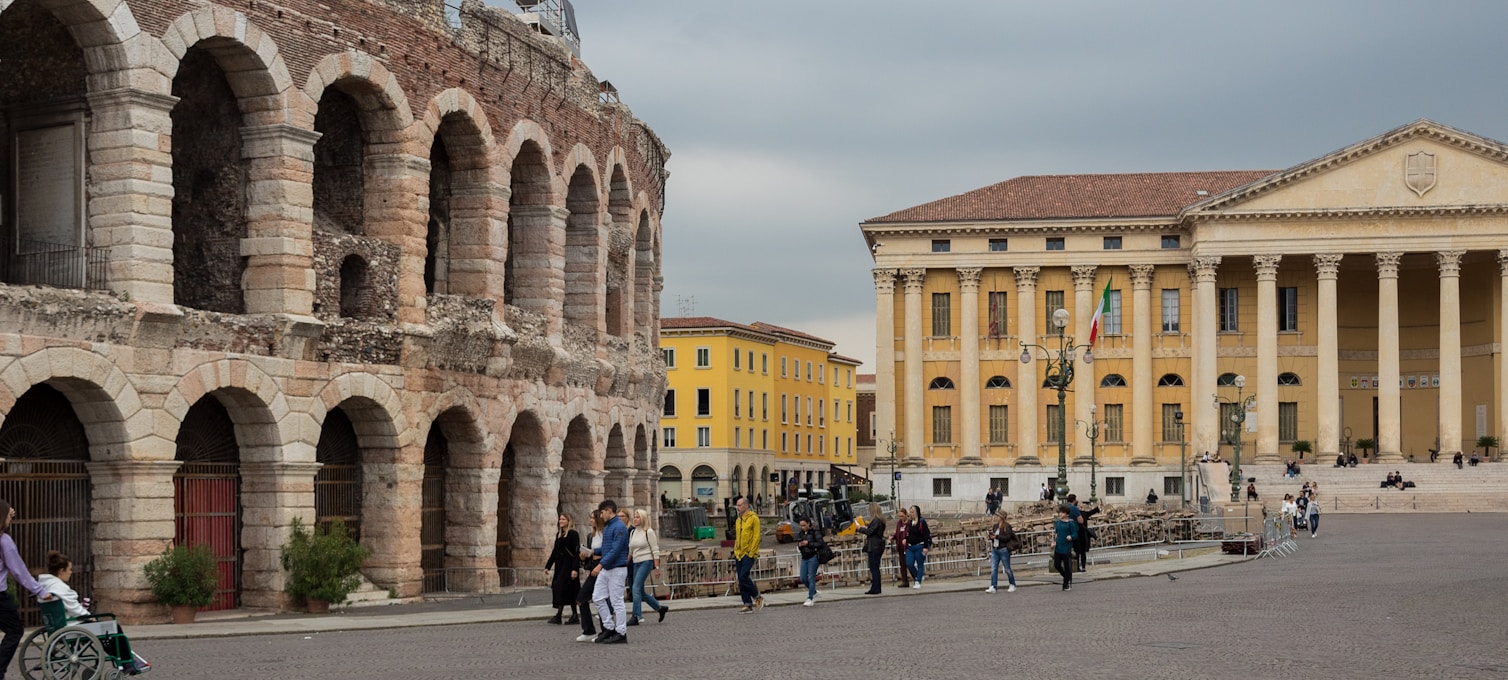 L'Arena di Verona illuminée en soirée