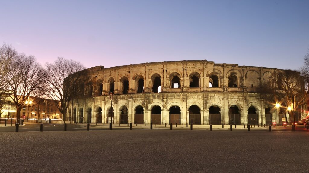 Les arènes de Nîmes, amphithéâtre romain du Ier siècle sous un ciel bleu méditerranéen