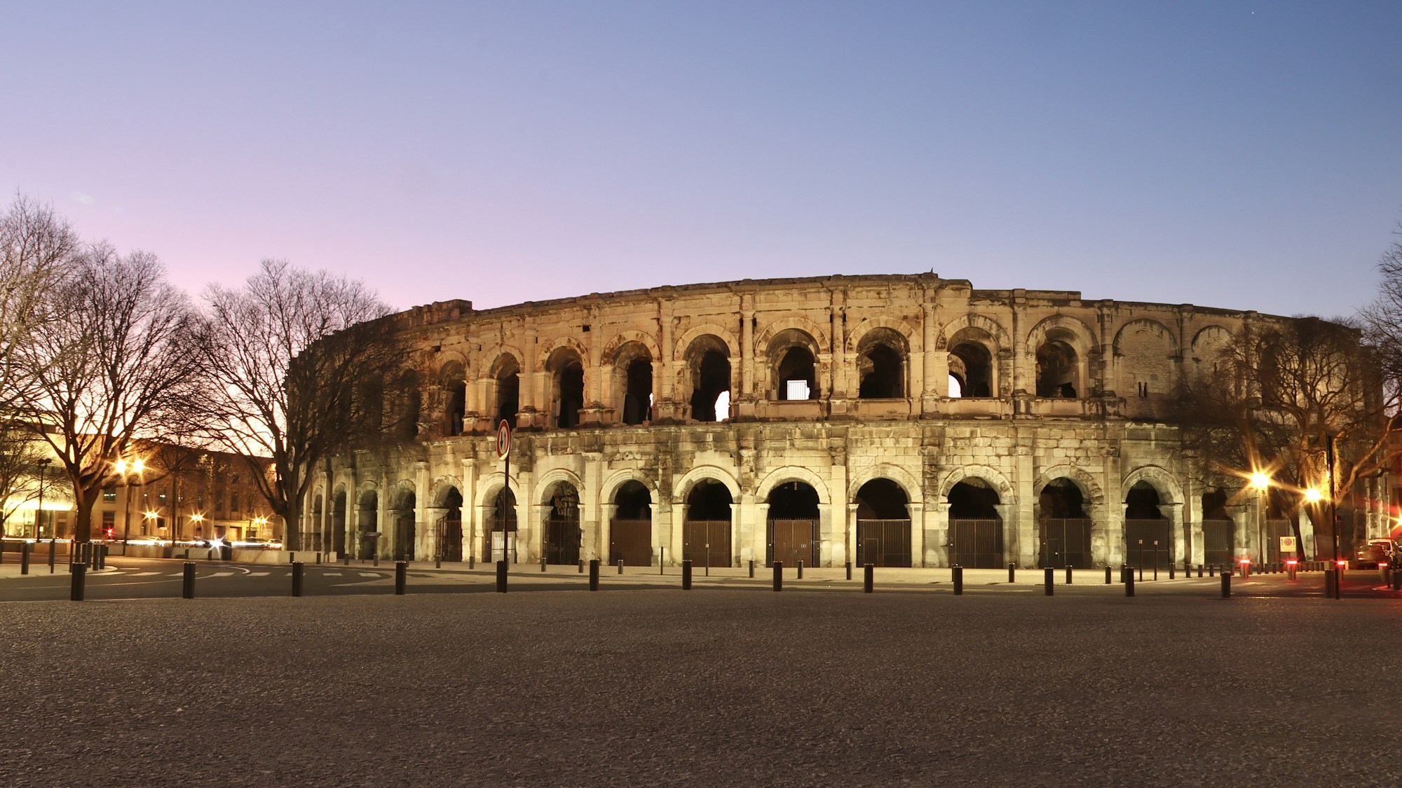 Les arènes de Nîmes, amphithéâtre romain du Ier siècle sous un ciel bleu méditerranéen