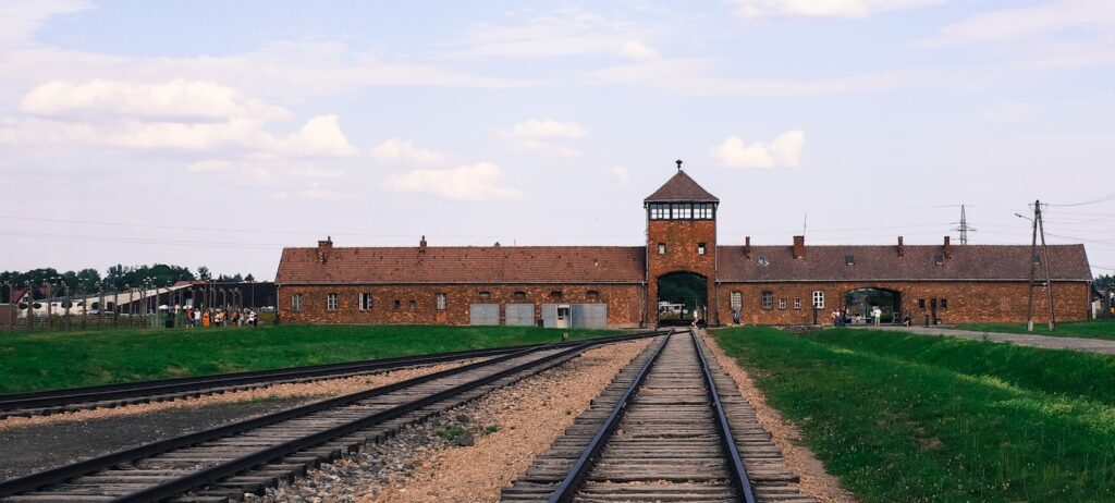 Entrée du musée d'Auschwitz-Birkenau avec portail Arbeit macht frei