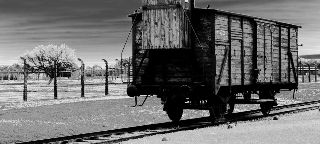 Entrée du Mémorial et Musée d'Auschwitz-Birkenau en hiver sous la neige