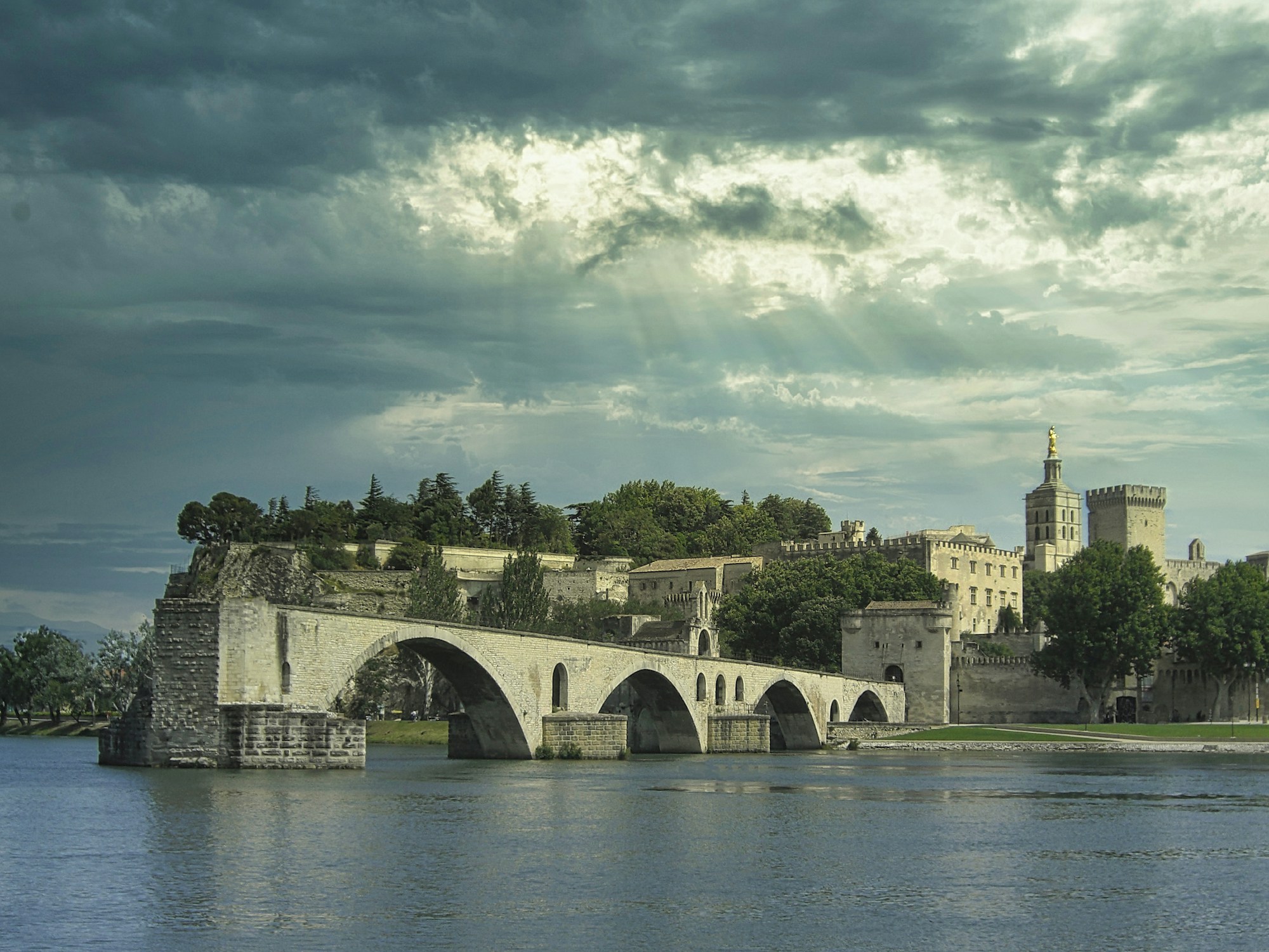 Vue sur le Pont Saint-Bénézet et le Rhône à Avignon en été