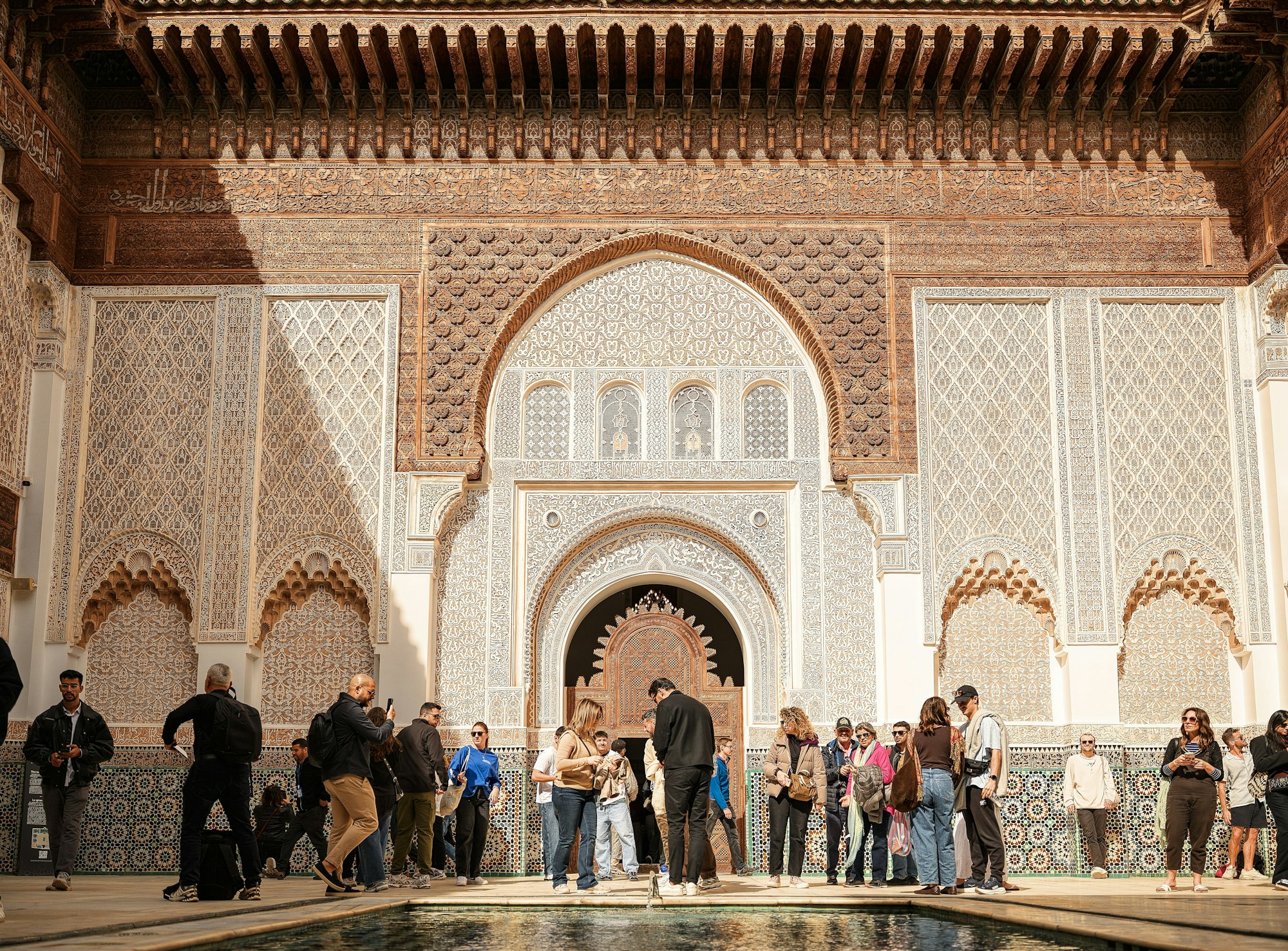 Architecture traditionnelle marocaine à Marrakech avec ciel bleu