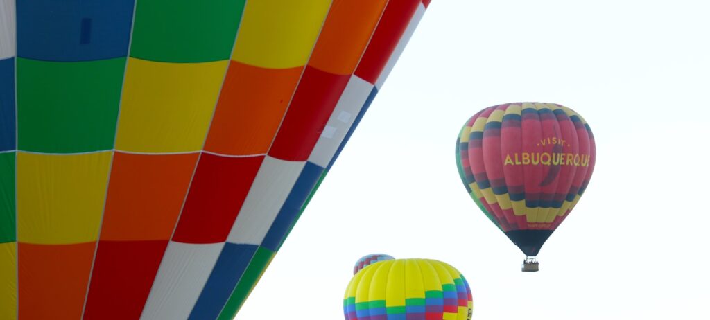 Montgolfières colorées au lever du soleil lors du Balloon Fiesta d'Albuquerque, Nouveau-Mexique