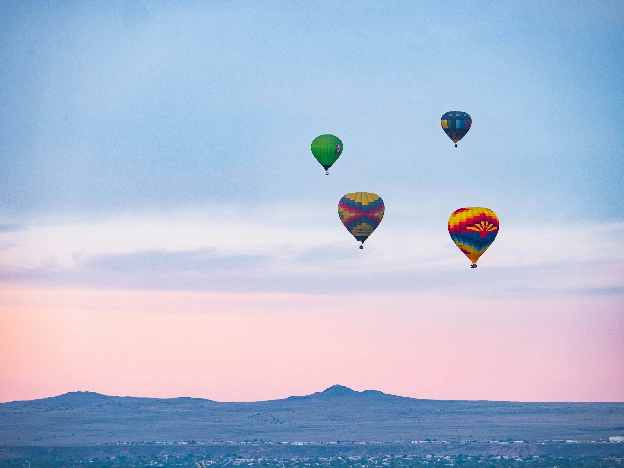 Montgolfières colorées au lever du soleil lors du Balloon Fiesta d'Albuquerque, Nouveau-Mexique