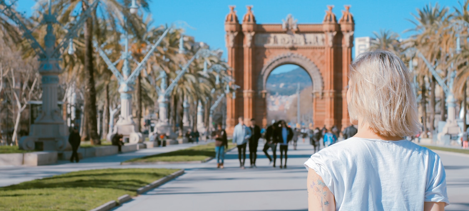 Rues de Barcelone en été avec la foule et l'ambiance festive de juillet