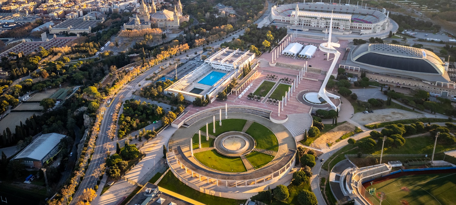 Vue sur Montjuïc et le Stade Olympique de Barcelone depuis la colline