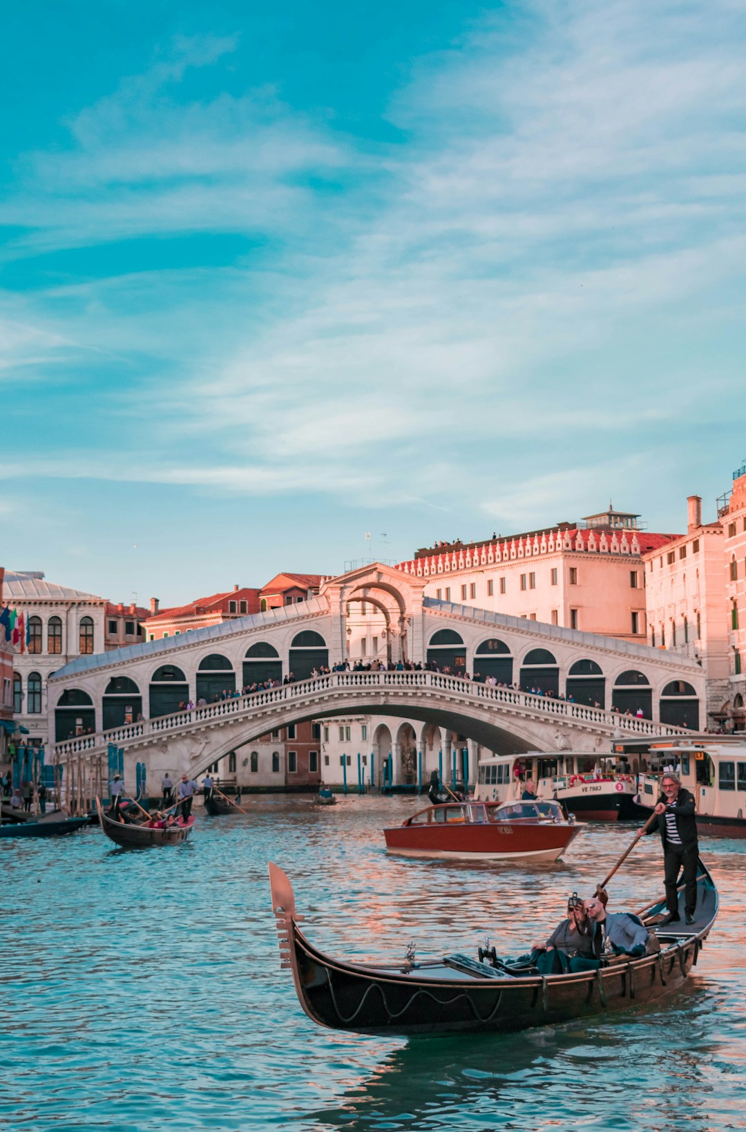 Sculptures et installations artistiques devant l'Arsenale de Venise lors de la Biennale 2026