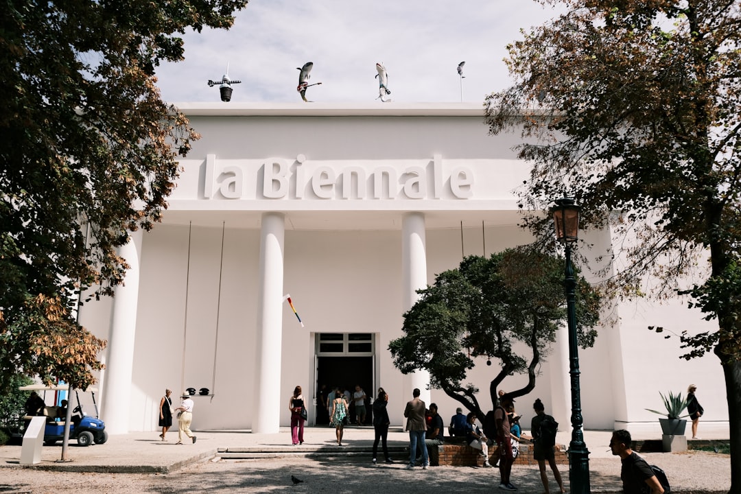Visiteurs devant le pavillon canadien aux Giardini della Biennale de Venise