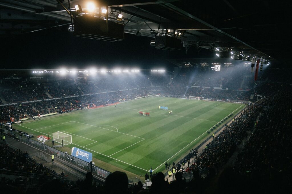 Match de football dans un stade éclairé la nuit — finale UEFA Europa League 2026 à Istanbul