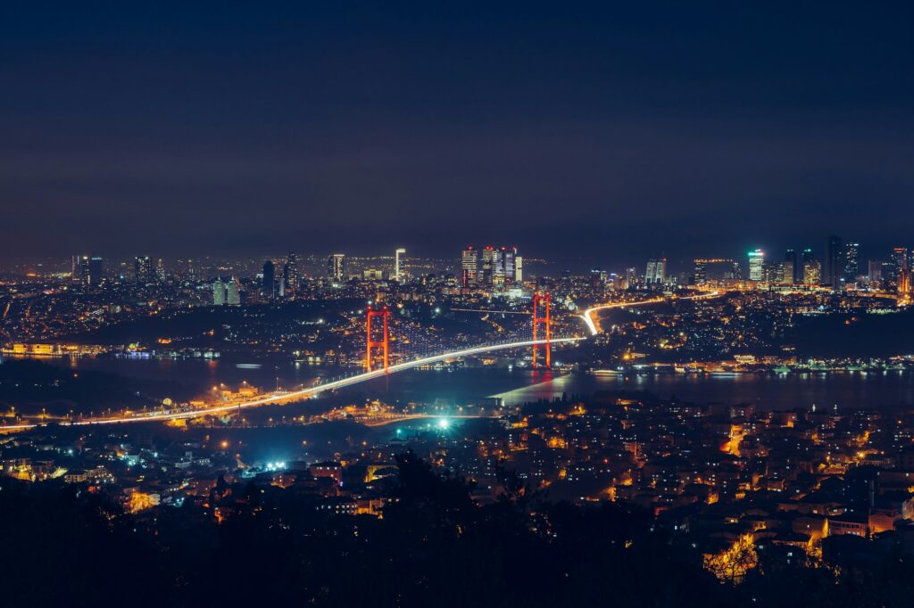 Vue aérienne d'Istanbul de nuit, ville illuminée et Bosphore