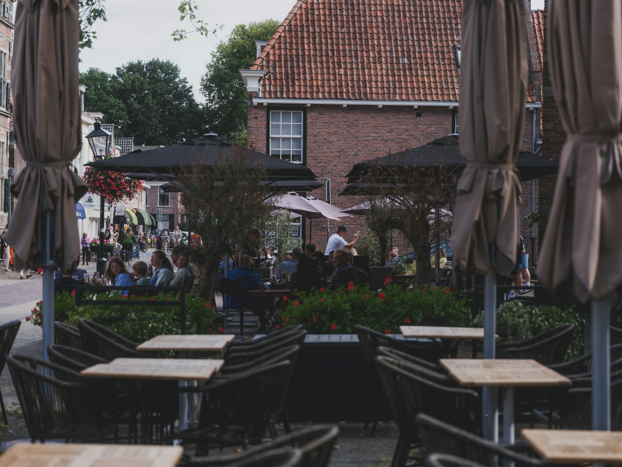 Terrasse animée d'une bodega avec tables en bois, sangria et ambiance festive méditerranéenne