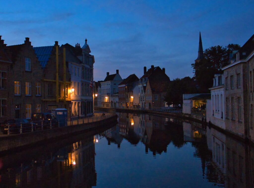 Canaux de Bruges au lever du soleil, reflets des façades gothiques flamandes dans l'eau immobile