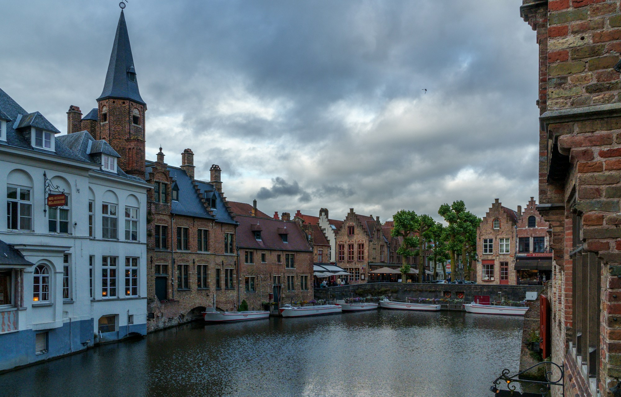 Le Rozenhoedkaai à Bruges, spot photographique emblématique avec le Beffroi en arrière-plan