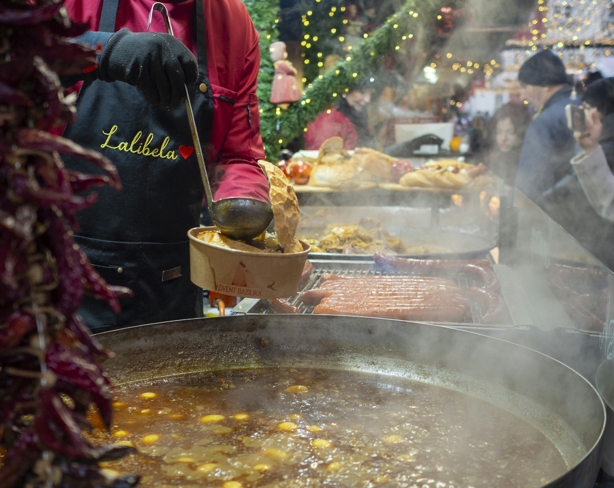 Goulash hongrois servi dans un bol traditionnel — spécialité incontournable de Budapest