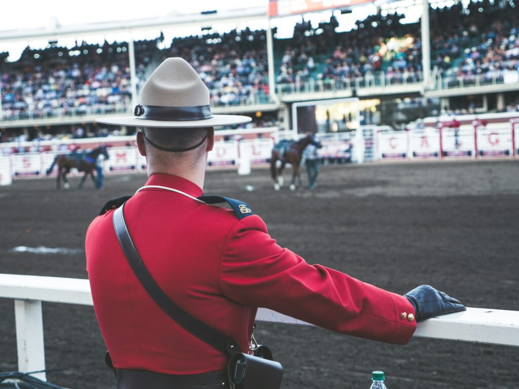 Cowboy en action lors du rodéo du Calgary Stampede, Alberta, Canada