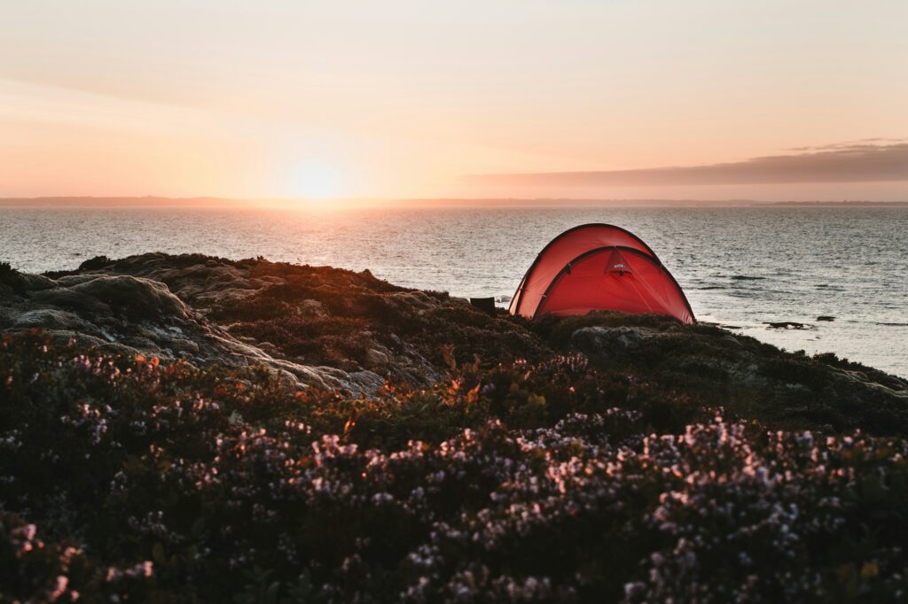 Camping en bord de mer en Bretagne pour le week-end de Pentecôte — tentes et côte sauvage