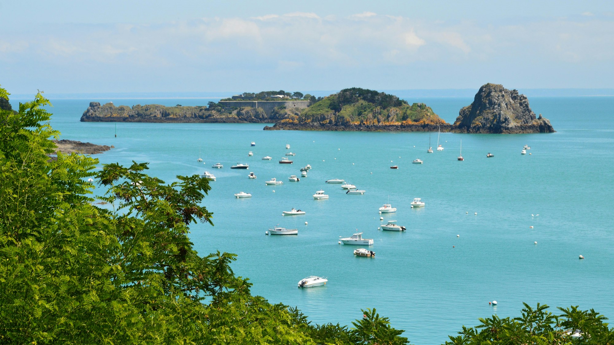 Le Golfe du Morbihan en Bretagne avec ses îles et ses eaux calmes — kayak et voile au printemps