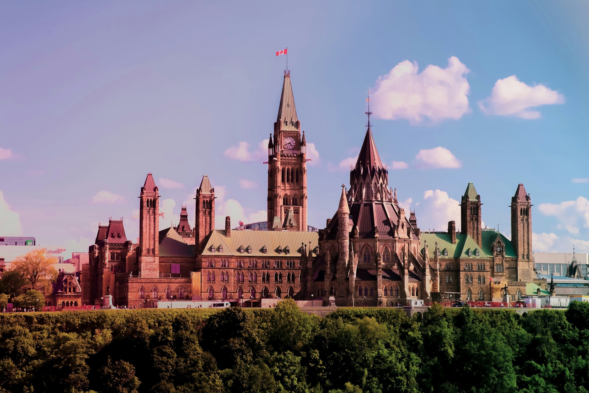 Les feux d'artifice du Canada Day illuminant la Colline du Parlement à Ottawa la nuit